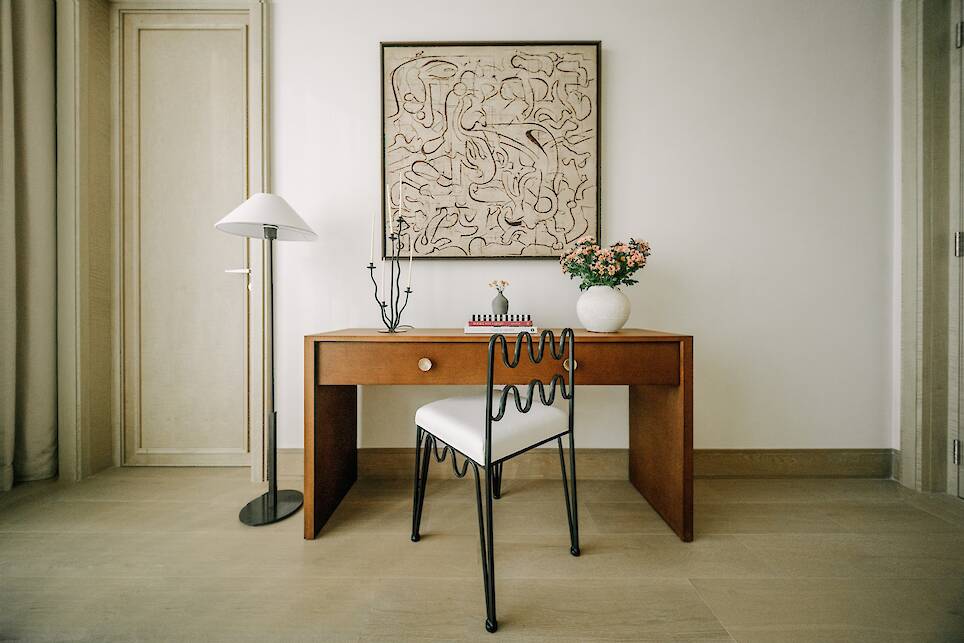 A Bahrain Bay Apartment Finds Its Rhythm in Art and Curves