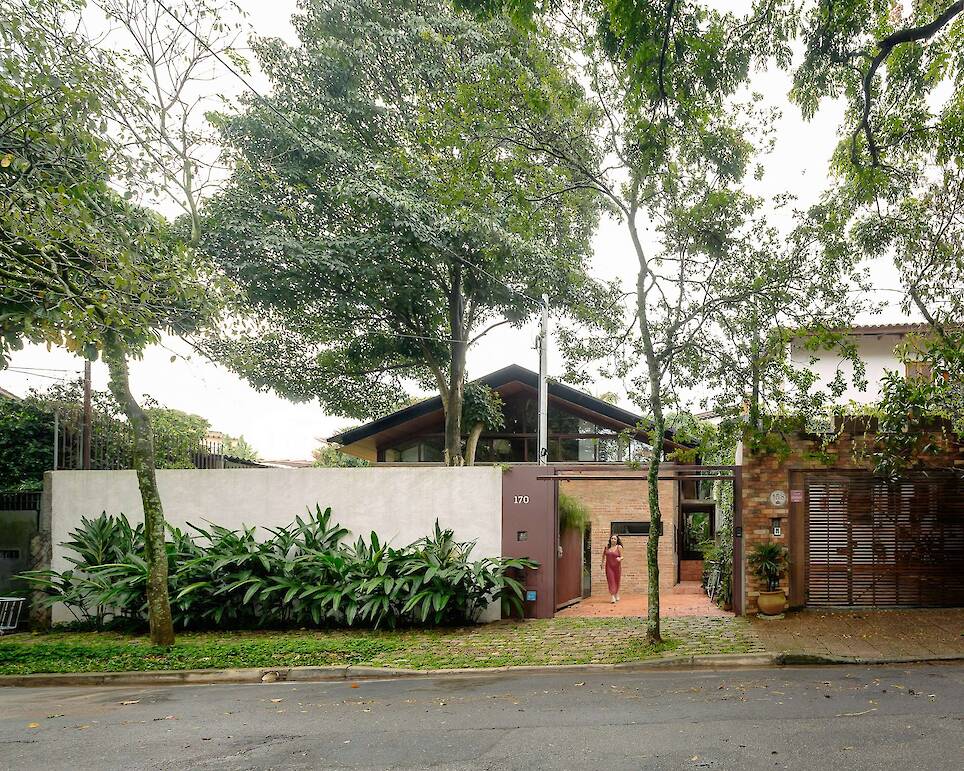 Two Straight-Forward Changes Make This Family Home in Brazil Exceptionally Airy - Photo 1 of 17 -