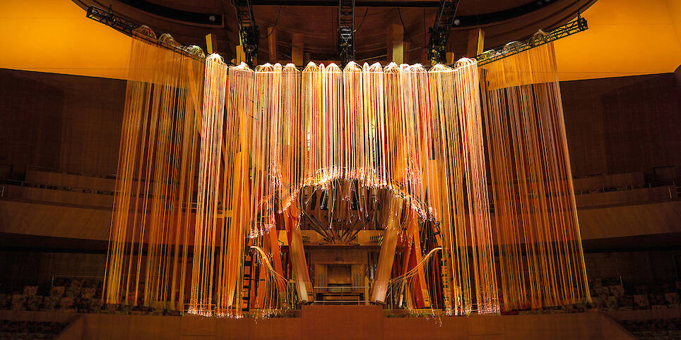 the hall’s house lighting running on the same sequence as the sculpture installation