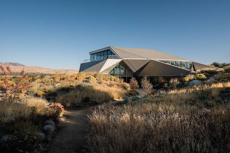 Dreaming of the Desert? This Book Has You Covered, from Modernist to Adobe Architecture