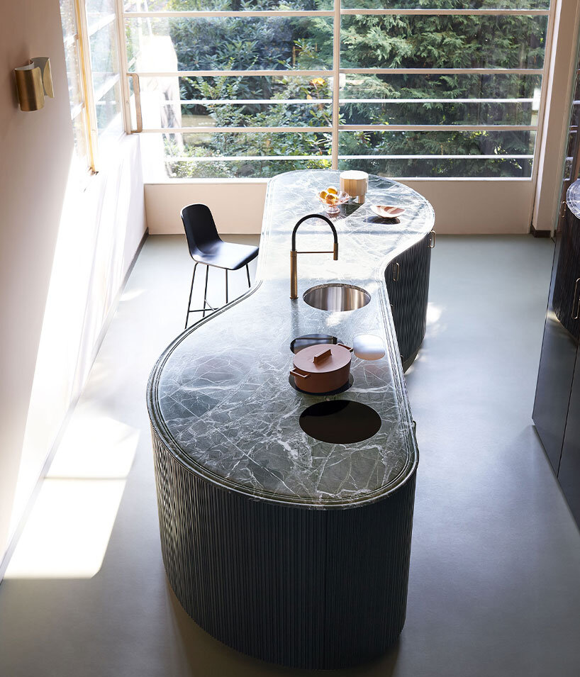 Tangram island in verde comodoro anodyc lacquer with groove doors cesar tangram kitchen island featuring an integrated snack bar counter tangram base units featuring a nuance gl