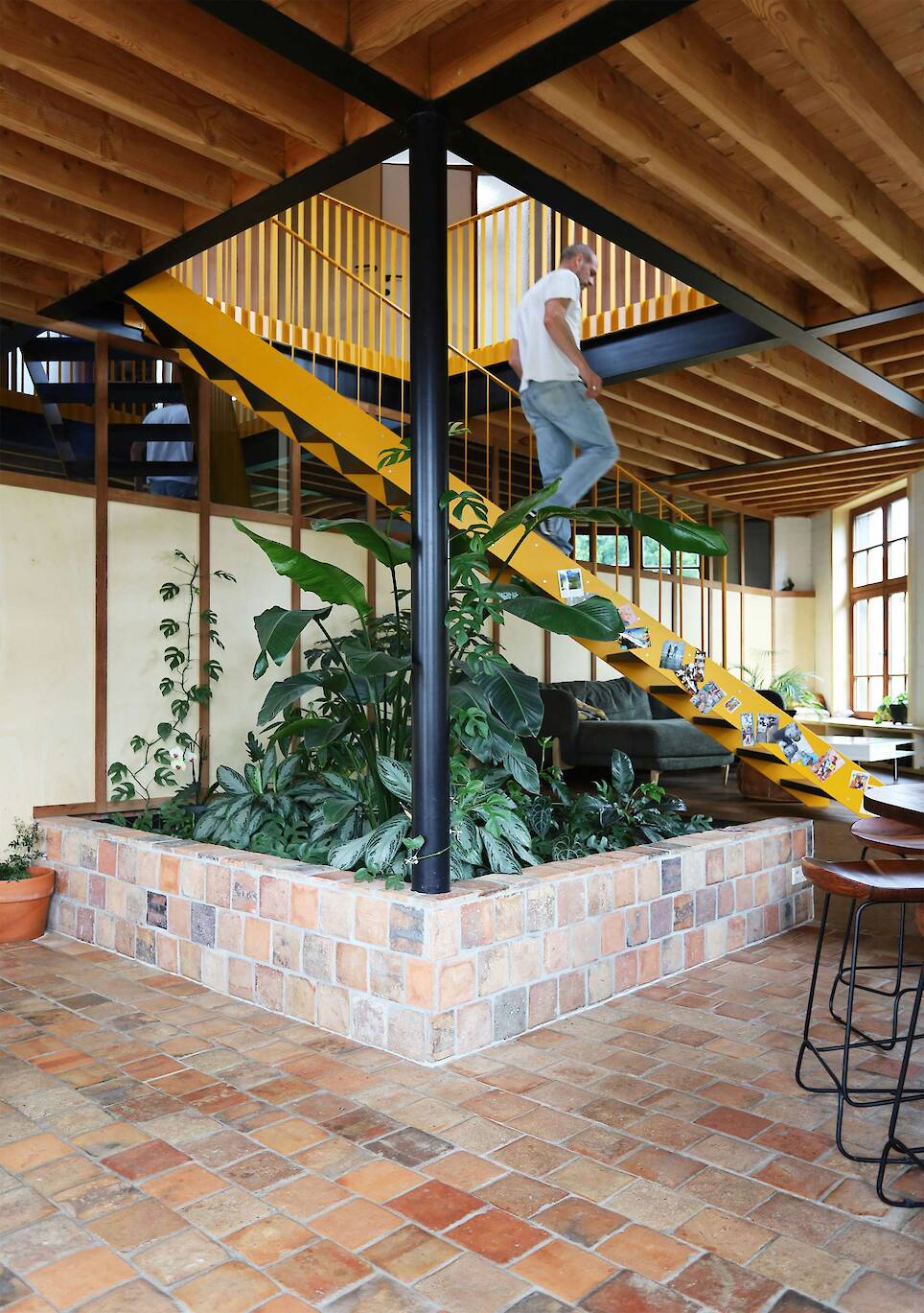 The Interior of This Brick Home in Belgium Takes an Unexpected Turn - Photo 6 of 17 -