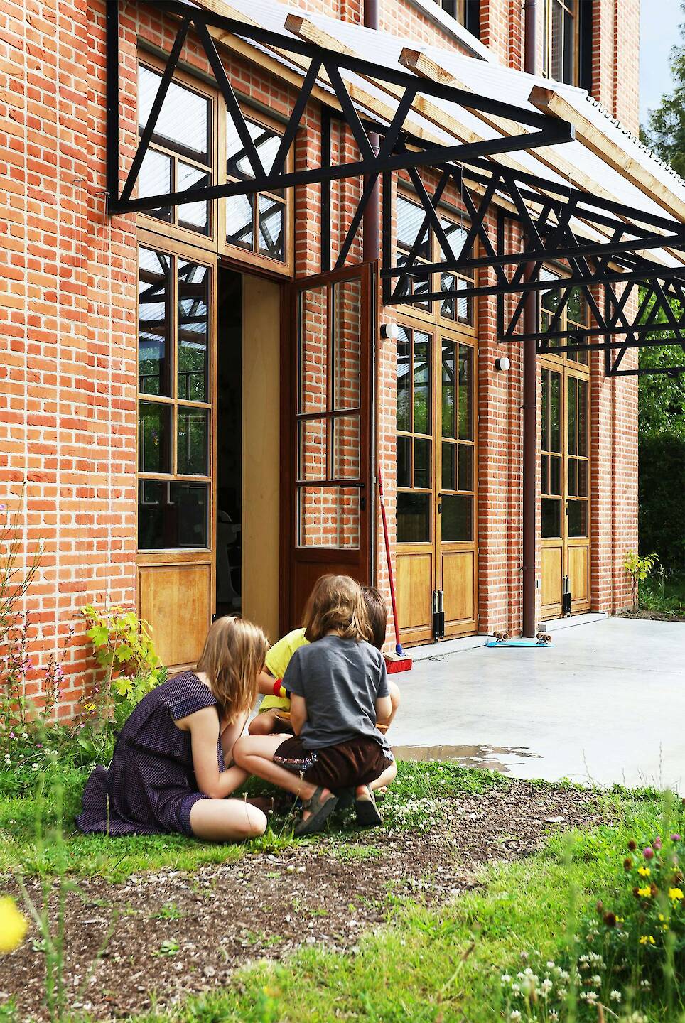 The Interior of This Brick Home in Belgium Takes an Unexpected Turn - Photo 3 of 17 -
