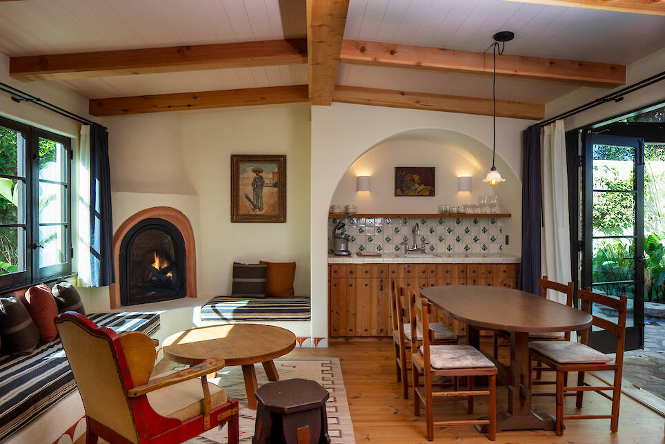 <p>Inside a bungalow at El Roblar</p>